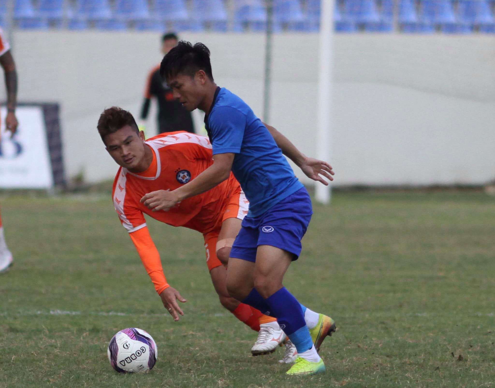 Thanh Trung ghi bàn mở tỷ số cho Quảng Nam trên chấm penalty - Ảnh: Văn Tuân 