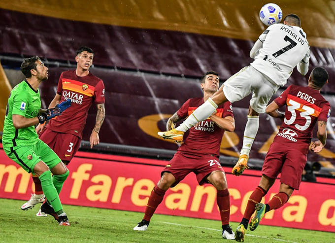 Ronaldo với siêu phẩm đánh đầu vào lưới Roma