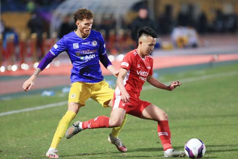 Hà Nội FC (trái) chật vật ở chặng mở đầu V.League 2021 - Ảnh: Đức Cường