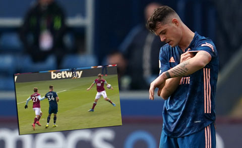 Xhaka thất thần sau pha đá bóng vào người đối phương ở bàn thua của Arsenal