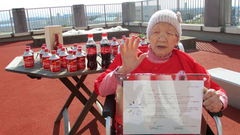 Cụ Kane Tanaka vẫn chơi cờ và uống ... Coca-Cola thường xuyên ở tuổi 118