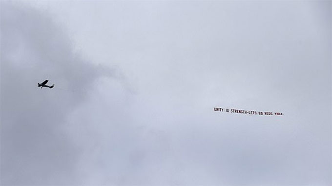 CĐV căng biểu ngữ ủng hộ Liverpool