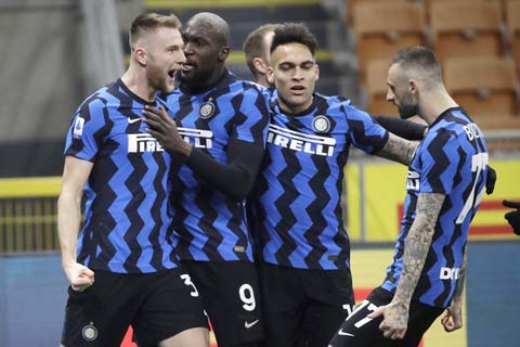 Các cầu thủ Inter ăn mừng chiến thắng trước Atalanta