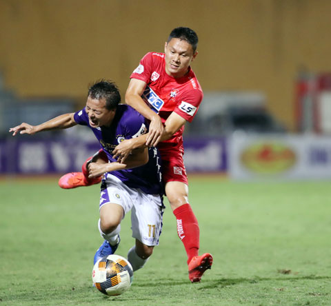 Hải Phòng (sau) không ngán ngại Hà Nội khi được đá sân nhà 	Ảnh: Phan Tùng