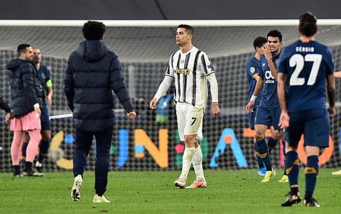 Ronaldo vừa cùng Juventus bị Porto loại tại vòng 1/8 Champions League