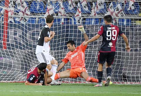 Buffon (giữa) và đồng đội khó lòng giành trọn 3 điểm trên sân của Cagliari