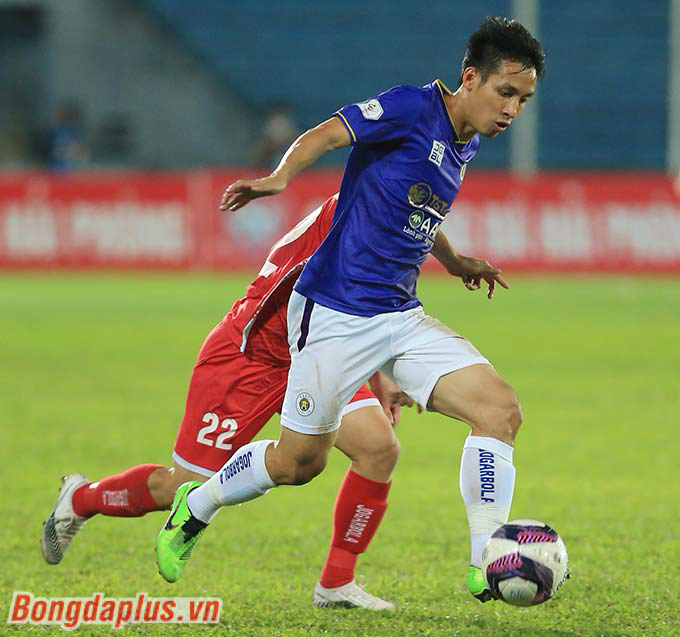 Hùng Dũng tận dụng cơ hội ở cuối hiệp 1 để giúp Hà Nội FC vượt lên dẫn trước