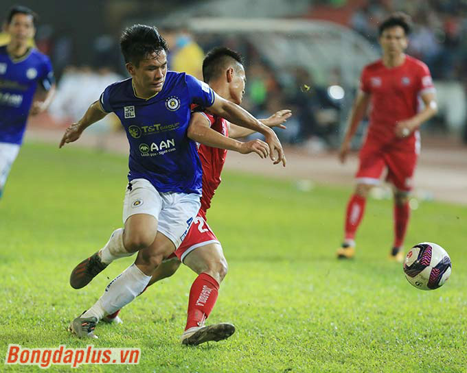 Trong tình huống dẫn đến bàn thứ 2 của Hà Nội FC, Văn Xuân nhận bóng từ pha giật gót của Văn Quyết. Anh rướn lên thêm 1 nhịp loại bỏ hậu vệ Hải Phòng trước khi thực hiện pha treo bóng vào vòng cấm địa 