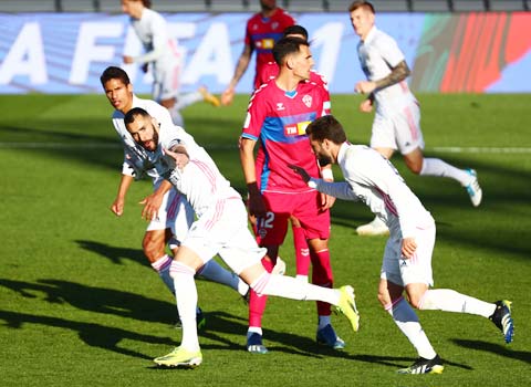 Cả hai bàn thắng của Real trước Elche đều do cựu binh Benzema ghi