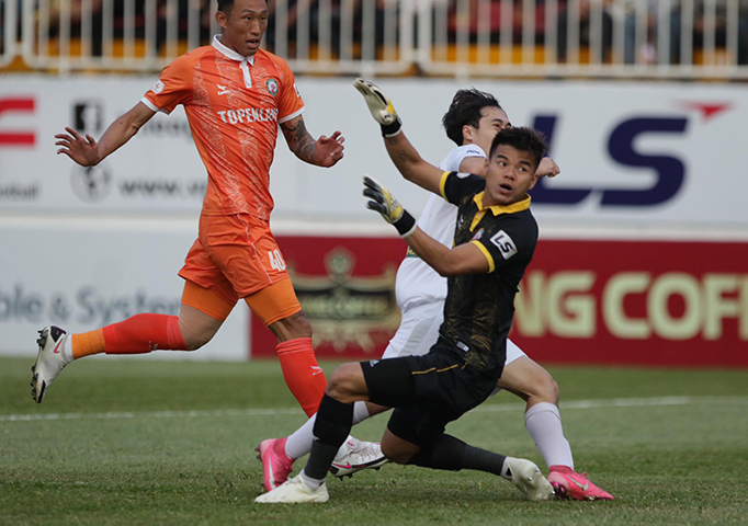 Cầu thủ người Hải Dương đánh bại 2 hậu vệ lẫn thủ môn Minh Hoàng để ghi bàn - Ảnh: Anh Khoa