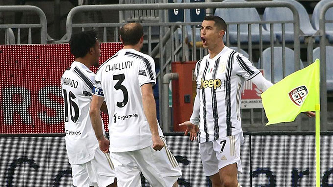 Ronaldo tỏa sáng với cú hat-trick vào lưới Cagliari