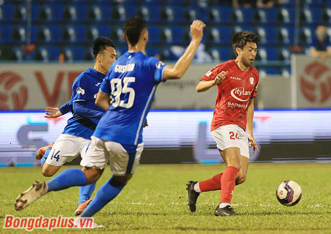 Lee Nguyễn có tình huống đáng chú ý đầu tiên trong hiệp 2 với pha chọc khe cho đồng đội thoát xuống đối diện với thủ môn Hoài Anh 