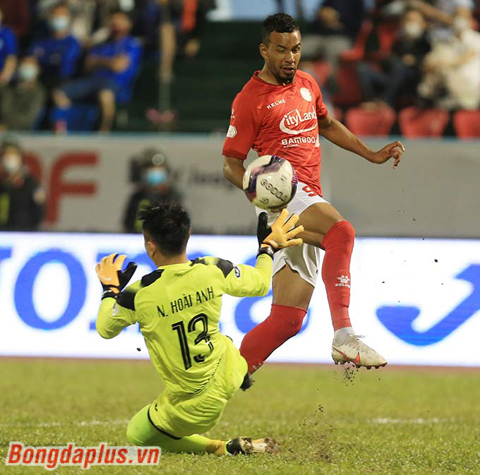 Tiền đạo TP.HCM đã đưa bóng được vào lưới của Than Quảng Ninh sau đường chuyền của Lee Nguyễn 