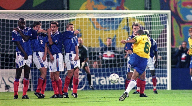 Roberto Carlos của ĐT Brazil từng là huyền thoại đá phạt trực tiếp