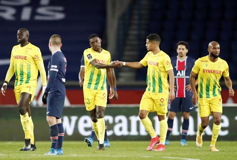 Các cầu thủ Nantes ăn mừng bàn thắng đầu tiên trong trận thắng 2-1 trước PSG 