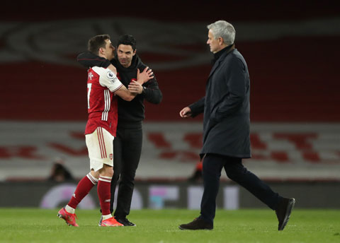 HLV Jose Mourinho buồn bã chứng kiến thầy trò Mikel Arteta ăn mừng sau khi Arsenal ngược dòng đánh bại Tottenham