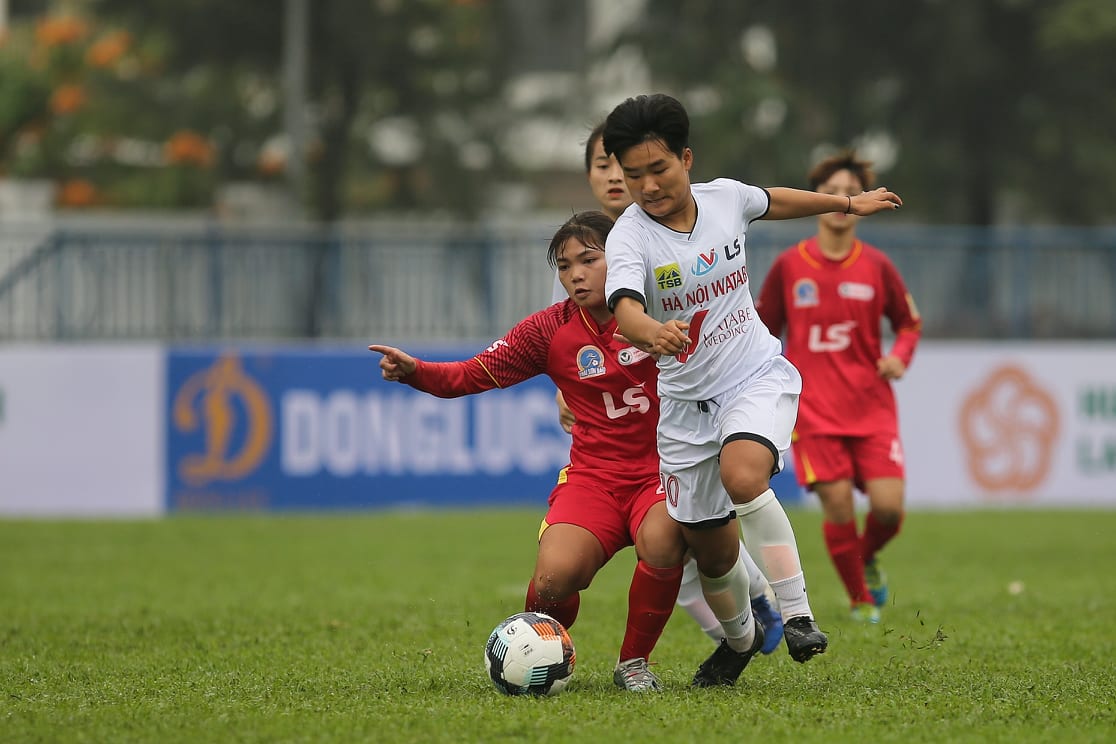 Hà Nội Watabe (trắng) bị TP.HCM cầm chân ở trận khai màn U19 nữ QG 2021 - Ảnh: Minh Hoàng 