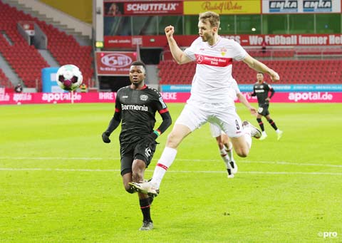 Sasa Kalajdzic (áo sáng) đã có 8 bàn thắng sau 7 trận liên tiếp ở Bundesliga