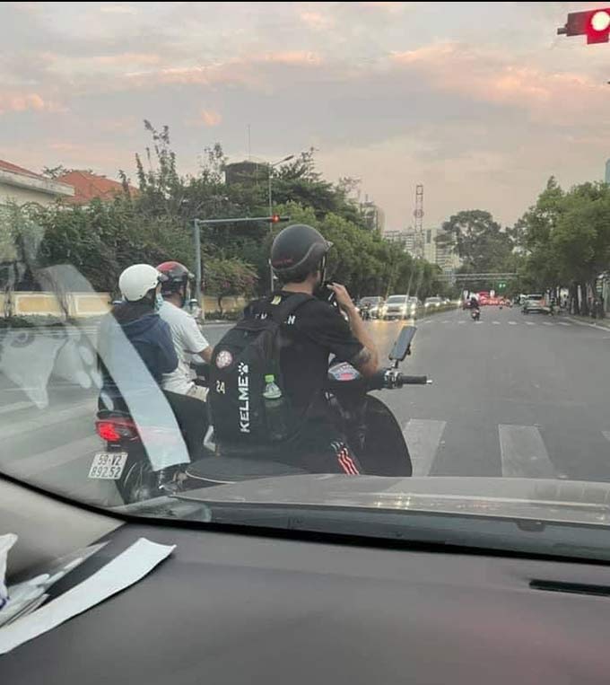 Lee Nguyễn đi xe máy từ sân tập về nhà - Ảnh: CĐV TP.HCM 