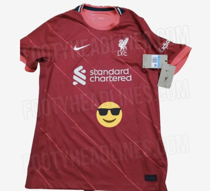 Thay đổi đáng chú ý nhất trên mẫu áo mới của Liverpool là các viền màu hồng ở tay áo thay vì màu xanh lá cây và trắng như mùa 2020/21. Trên thân áo sẽ có những đường hình tia chớp để thêm phần nổi bật.