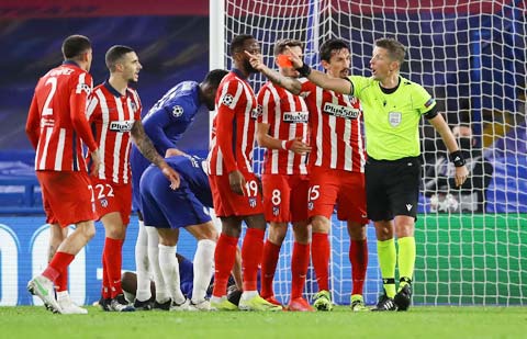 Các cầu thủ Atletico trong một pha tranh cãi với trọng tài ở trận thua Chelsea