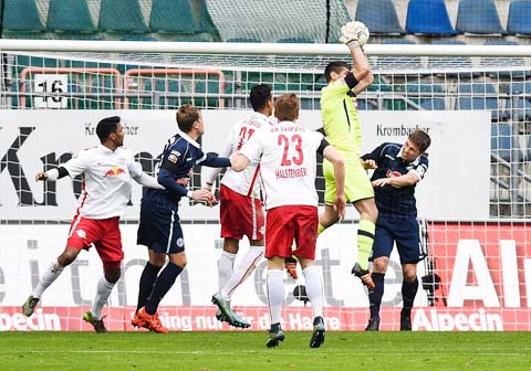 Leipzig (áo sáng) quyết có trọn 3 điểm trên sân của Bielefeld để níu kéo hy vọng đuổi kịp Bayern