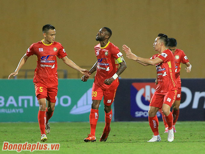 Tiền đạo Hoàng Vũ Samson dù ghi bàn vào lưới đội bóng cũ Hà Nội FC nhưng không thể giúp đội nhà có được một điểm tại Hàng Đẫy 
