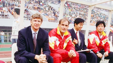 Wenger đã 'chết hụt' và thăng hoa tại Nhật Bản thế nào?