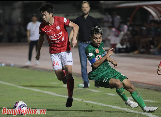 Một thành viên trong ban huấn luyện của CLB TP.HCM tiết lộ: "Lee Nguyễn đã có sức khỏe không tốt từ trước trận gặp Quảng Ninh. Nhưng cậu ấy vẫn đã thi đấu tốt và chơi một trận đấu cống hiến". 