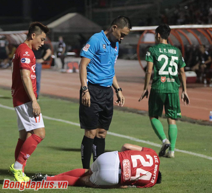 Lee Nguyễn bị các cầu thủ Sài Gòn FC "chăm sóc" kỹ lưỡng 