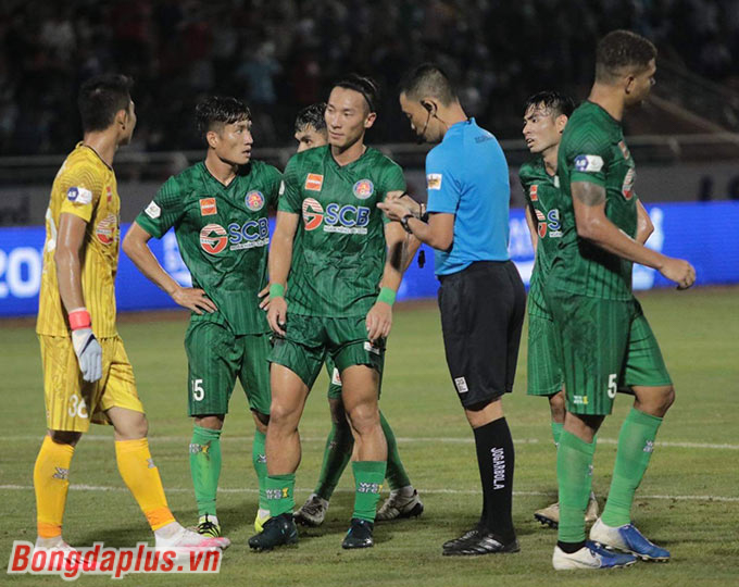 Phút bù giờ thứ 9 của hiệp 2, TP.HCM được hưởng quả đá phạt đền sau khi Văn Ngọ của Sài Gòn FC phạm lỗi với cầu thủ TP.HCM 