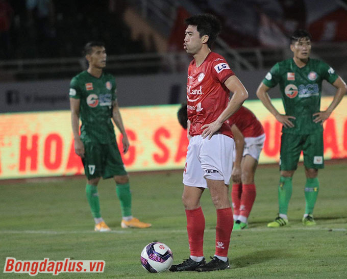 Lee Nguyễn thực hiện quả đá penalty trong khi HLV Polking không dám xem học trò đá 
