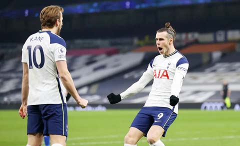 Vắng Son, bộ đôi Kane (trái) và Bale phải nỗ lực hết mình để giúp Tottenham có 3 điểm tại Villa Park