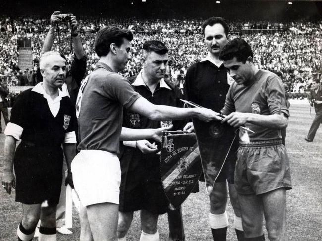 Sau 4 năm, đội tuyển Liên Xô (trái) cũng đã được đọ sức với đối thủ Tây Ban Nha (phải) trong trận chung kết EURO 1964