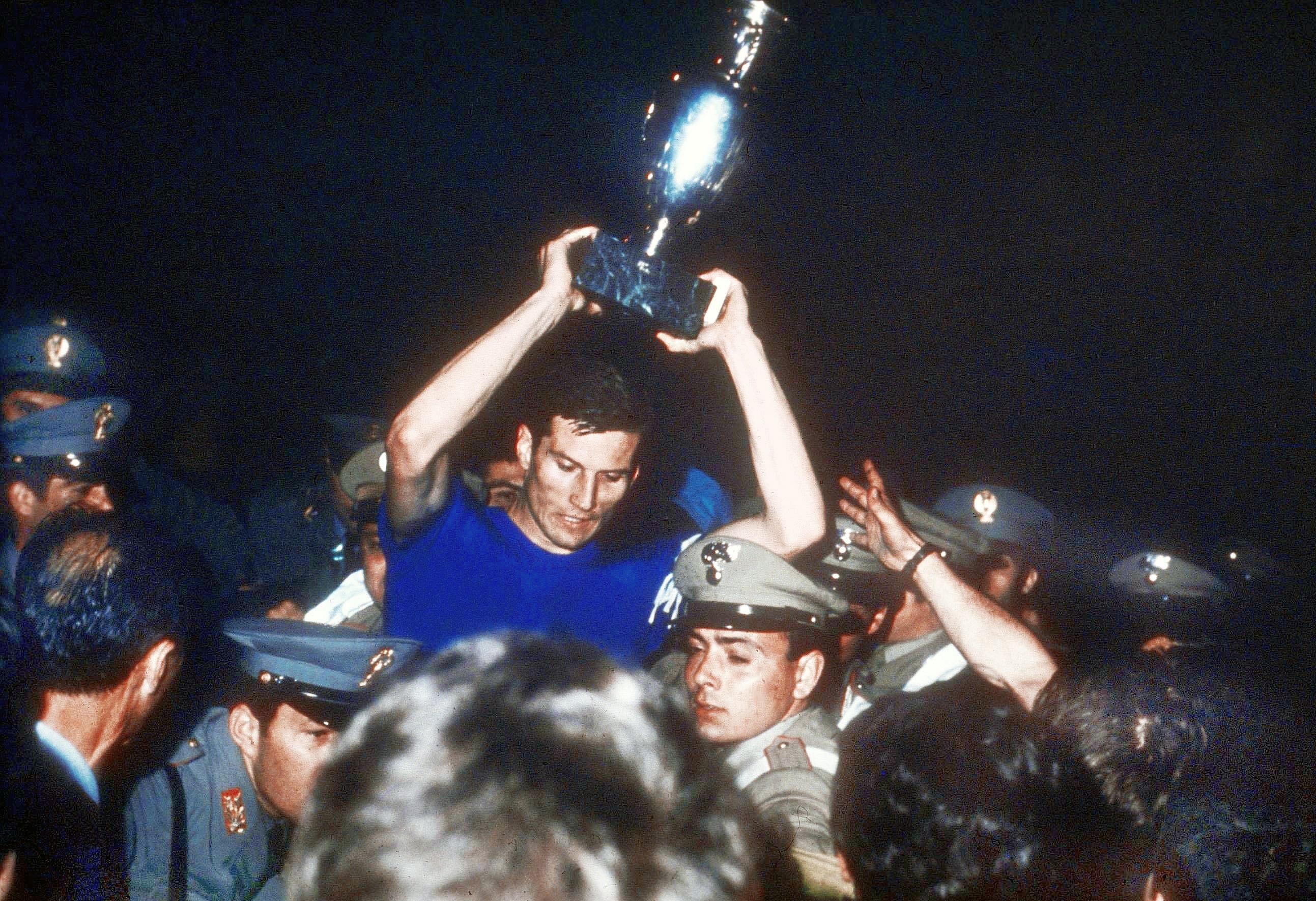 Thủ quân Giacinto Facchetti tung xu đưa ĐT Italia vào chung kết và sau đó vô địch EURO 1968