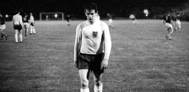 Alan Mullery trở thành cầu thủ đầu tiên trong lịch sử bóng đá Anh bị truất quyền thi đấu