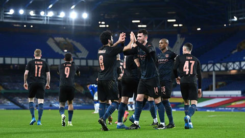 Các cầu thủ Man City ăn mừng chiến thắng trước Everton