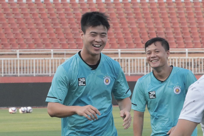 Tuy nhiên, bầu không khí của đội bóng Thủ đô rất vui vẻ. Hai trận thắng liên tiếp trước Hải Phòng FC và Thanh Hóa đã cởi bỏ sức ép cho đội bóng Thủ đô trước khi bước vào trận đấu quan trọng gặp CLB TPHCM.    