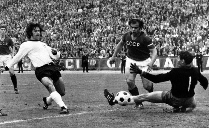 Các cầu thủ Liên Xô với chiếc áo in dòng chữ CCCP huyền thoại đá trận chung kết thứ 3 trong 4 kỳ EURO đầu tiên
