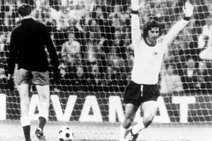 Gerd Mueller (áo trắng) thành danh "Máy dội bom" với 4 bàn thắng ở EURO 1972