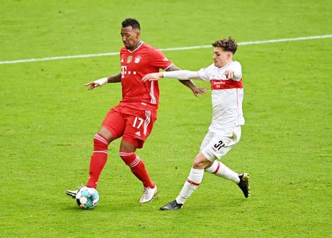 Boateng (trái) là ngôi sao sáng trong trận thắng 4-0 của Bayern trước Stuttgart