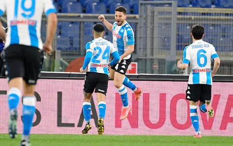 Với cú đúp vào lưới Roma, Mertens đã có 100 bàn thắng ở Serie A cho Napoli