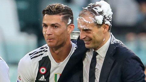 Allegri và Ronaldo ăn mừng chức  vô địch Serie A 2018/19 của Juventus