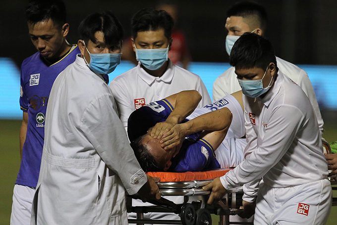Cảm nhận được mức độ nghiêm trọng của chấn thương, tiền vệ của Hà Nội đã bật khóc