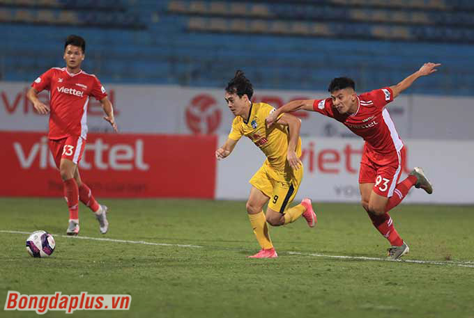 Phút 12 trận đấu giữa Viettel và HAGL, Minh Vương thực hiện pha chọc khe cho Văn Toàn thoát xuống. 