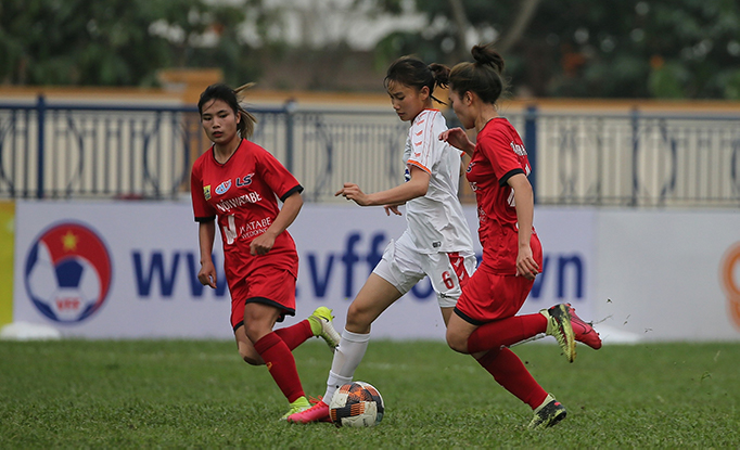 U19 Hà Nội Watabe (đỏ) trút cơn mưa bàn thắng vào lưới U19 nữ Sơn La