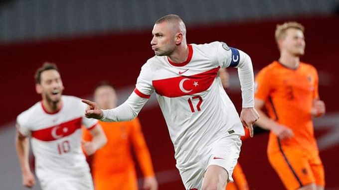 Lão tướng 35 tuổi Burak Yilmaz tỏa sáng ở trận Thổ Nhĩ Kỳ vs Hà Lan với 1 cú hat-trick