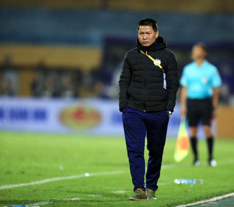 HLV Chu Đình Nghiêm đang đau đầu khi nhiều trụ cột của Hà Nội FC bị chấn thương - Ảnh: MINH TUẤN