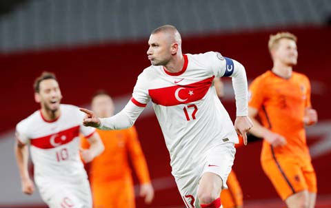 Burak Yilmaz ăn mừng bàn thắng vào lưới Hà Lan rạng sáng qua