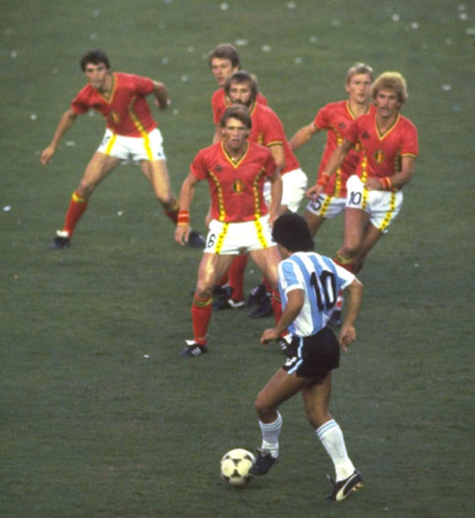 Cố danh thủ Diego Maradona tả xung hữu đột trước các cầu thủ Bỉ ở World Cup 1982